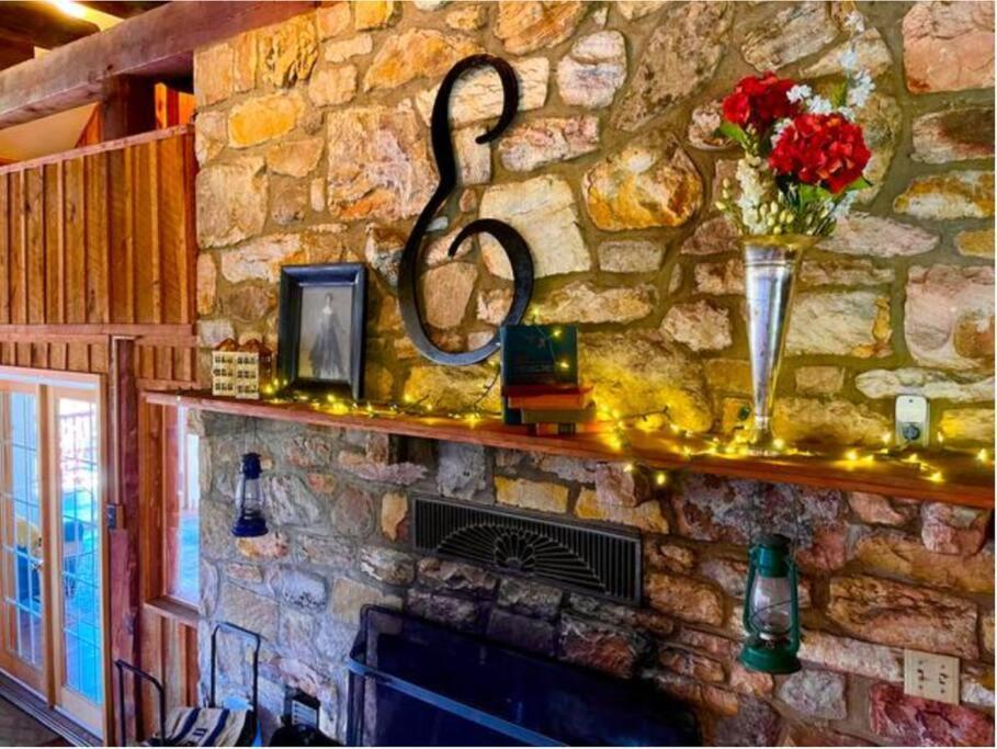 The Barn At Evermore: Riverfront Retreat W/Hot Tub Luray Exterior photo